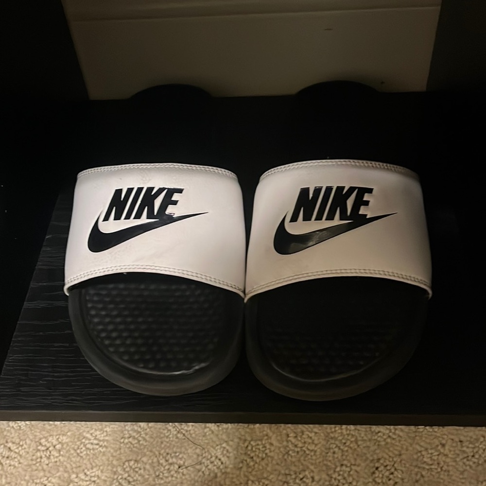 White nike slides